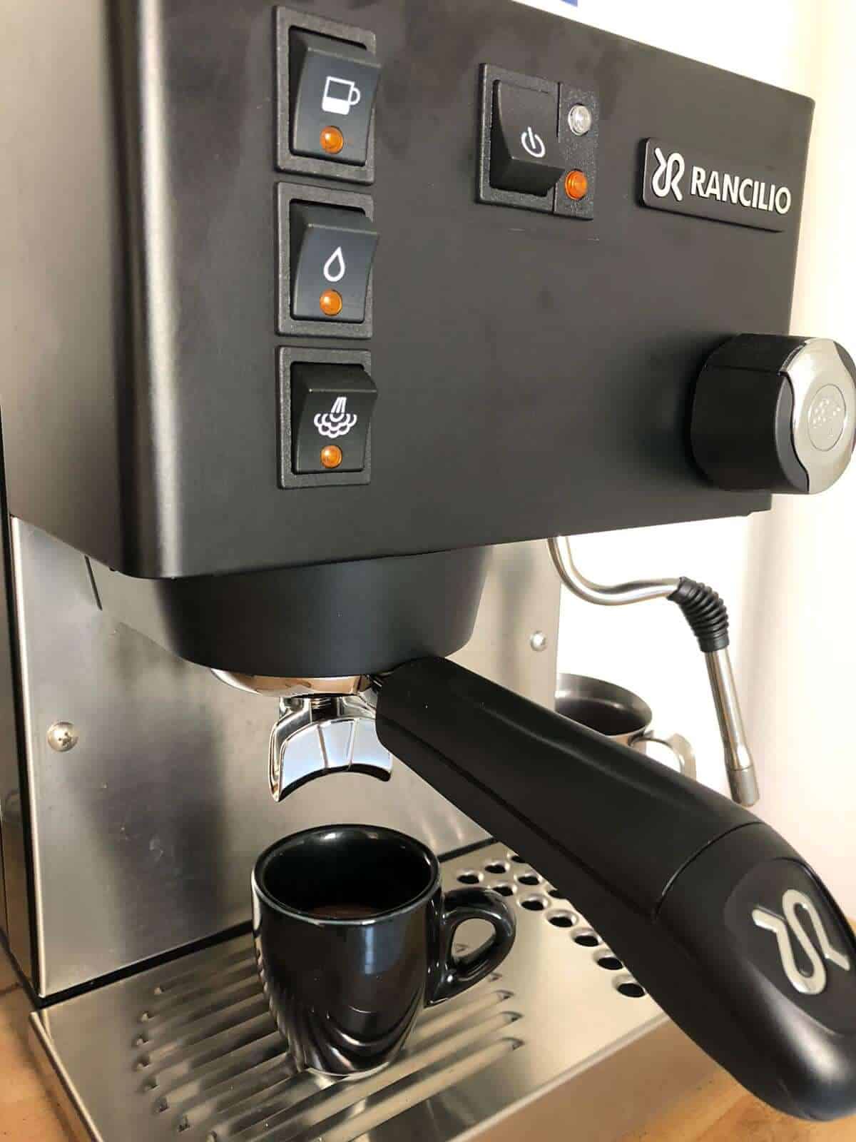 Rancilio Silvia v6 Ansicht mit Siebträger